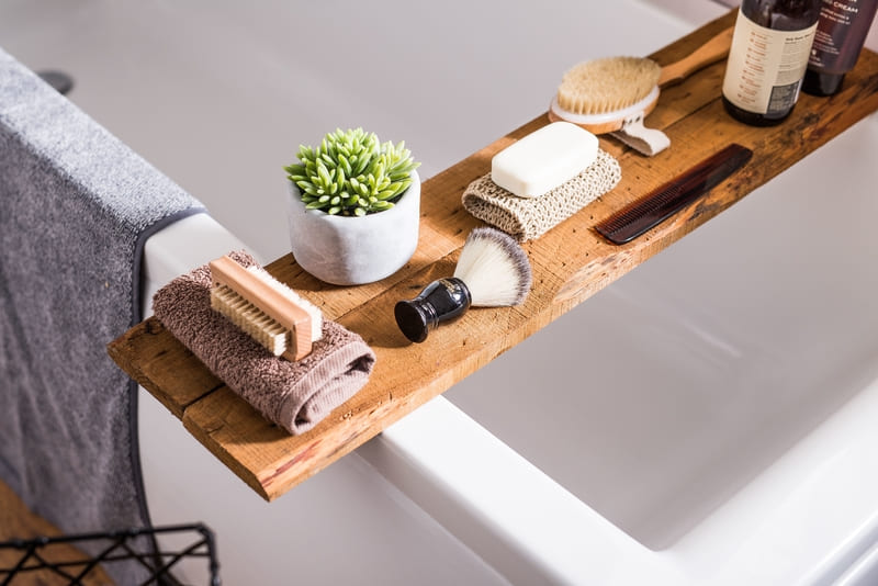 Cómo decorar estanterías de baño